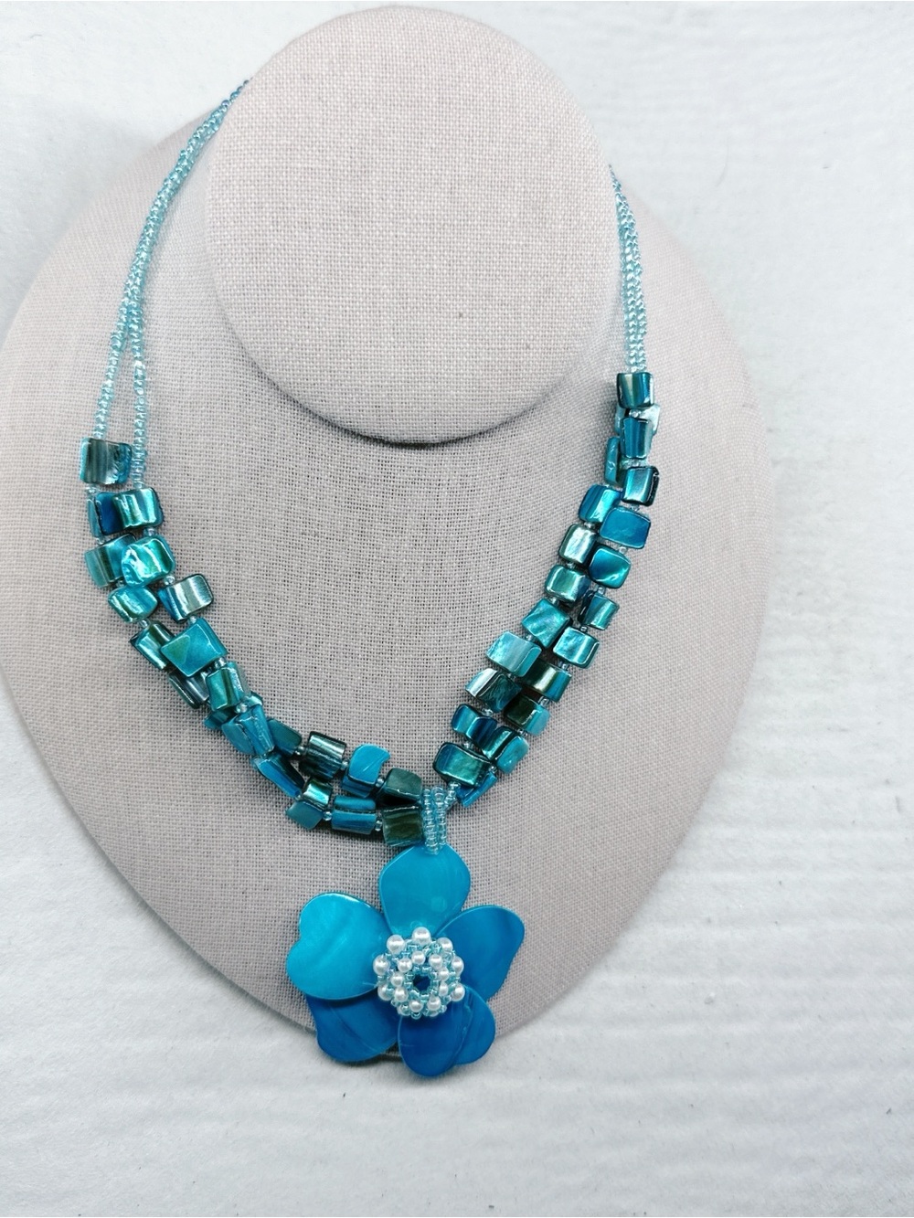 4840gc. Teal Shell Necklace Handmade